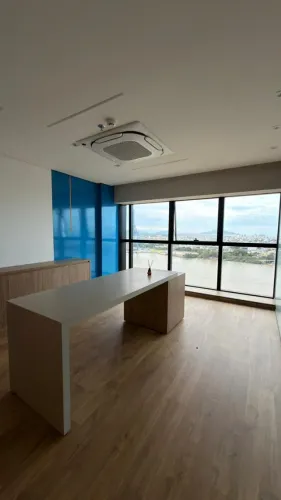 Locação Comercial - Sala com vista panorâmica do Porto com 93m² e 2 vagas - Itajaí