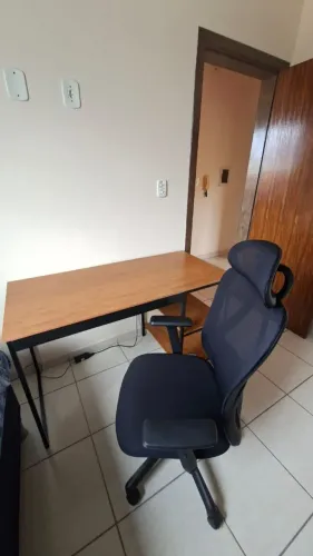 Cadeira ergonômica elements e mesa escritório tipo industrial