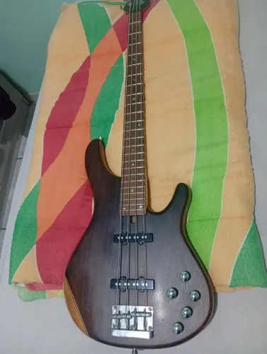 Vende-se baixo Tagima Millenium 4 Special Series