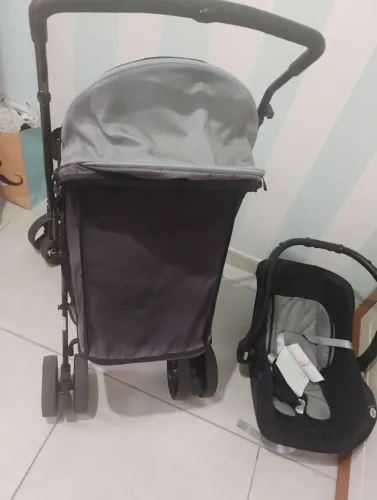 Carrinho de bebê e bebê conforto