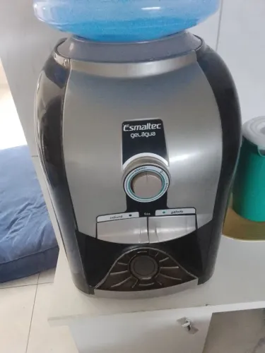 Vende se um gelagua  Esmaltec 