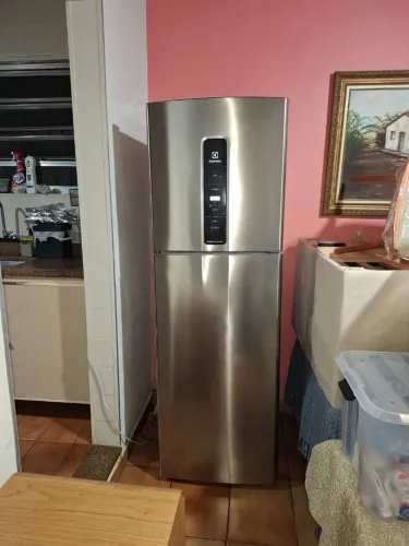 Geladeira seminova Electrolux Frost Free Inverter 410L Efficient c/ AutoSense Inox (IF45S)