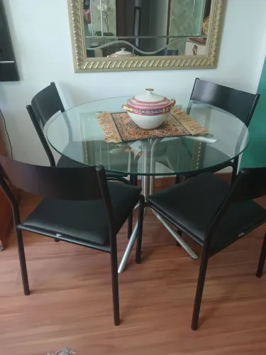 Mesa de jantar com quatro cadeiras  tampo de vidro da loja TOK  ESTOK