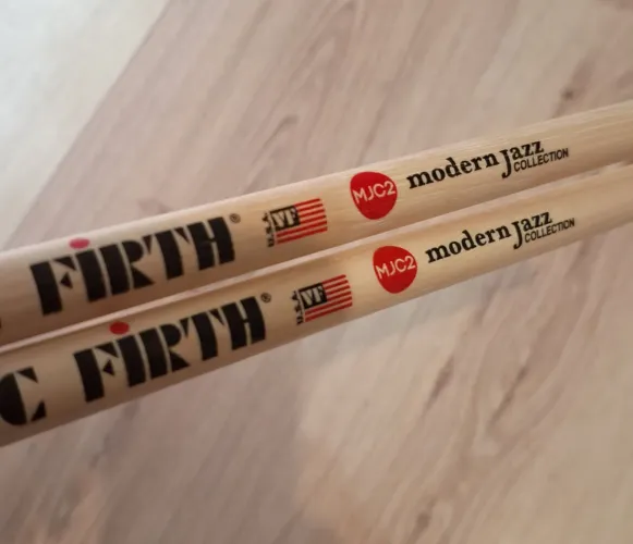 01 par de baquetas de bateria em HICKORY -  VIC FIRTH MJC2 JAZZ