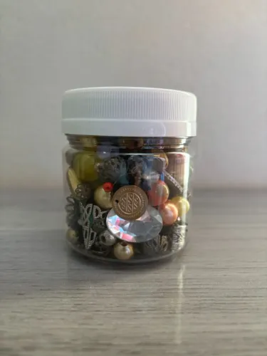 Pote com peças para artesanato 04.