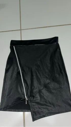Saia Nova nunca usada/ P mais veste até um 38 Porque estica 