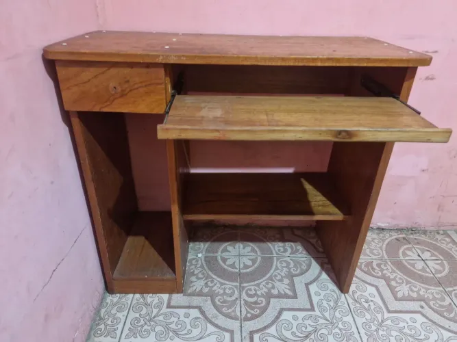 Mesa de Computador em Madeira - Resistente e Funcional