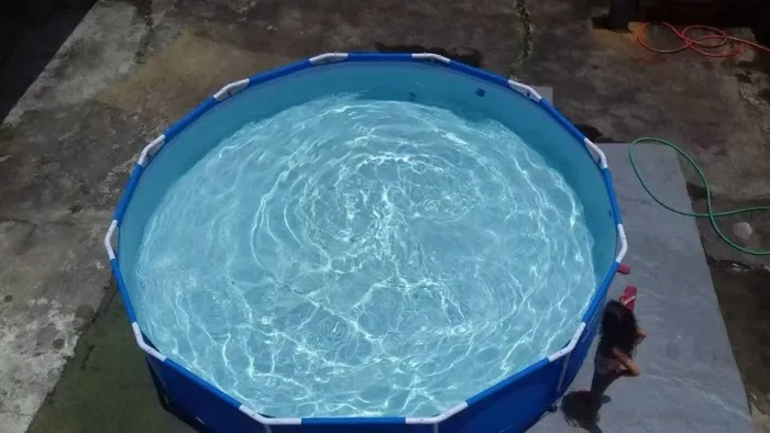 Vendo piscina de 8000 litros novinha
