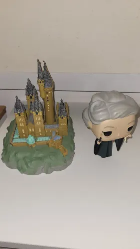 Fundo pop town Minerva Mcgonagall com castelo de Hogwarts