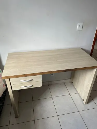 Mesa de escritório com cadeira