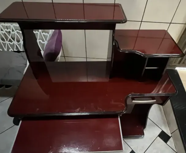 Mesa para computador/ Escrivaninha em madeira