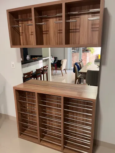 Adega planejada com espelho