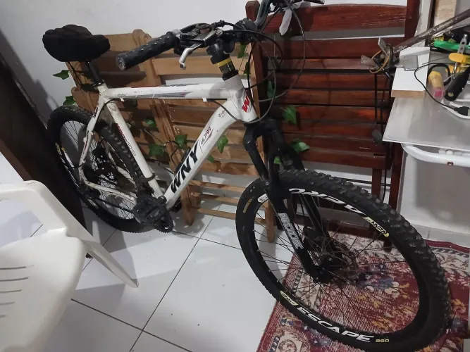 Mountain bike aro 26 modelo WNY Ultra, com amortecedor frontal