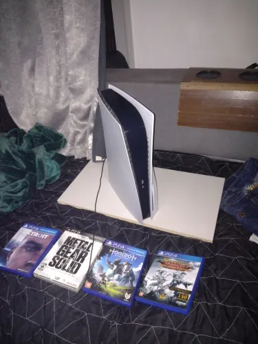 PS5 Mídia Física, com um controle.