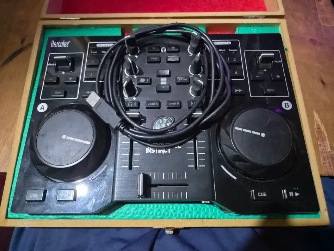Mesa Controladora Hercules DJControl Instinct