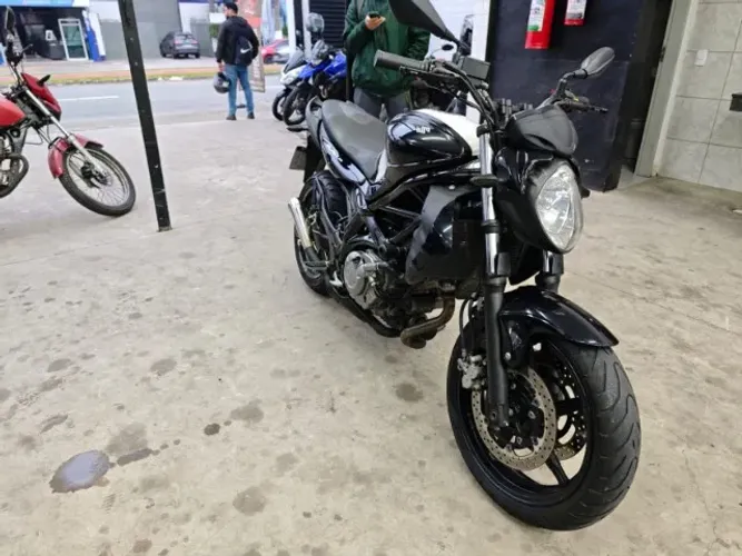 Suzuki Gladius 650cc com escapamento esportivo