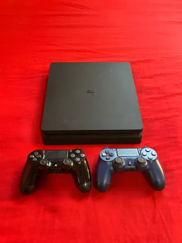 Ps4 Slim - 2 Controles + Vários Jogos e PS PLUS Deluxe