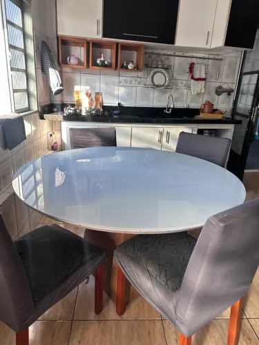 Mesa de jantar redonda laqueada