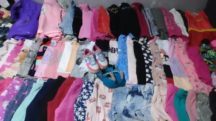 Lote de roupas de menina veste 5 e 6 anos com 70 peças
