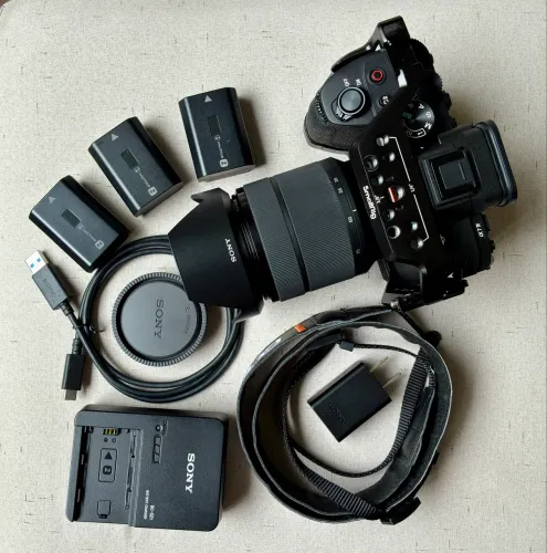 Sony A7IV kit com lente e acessórios, semi nova.