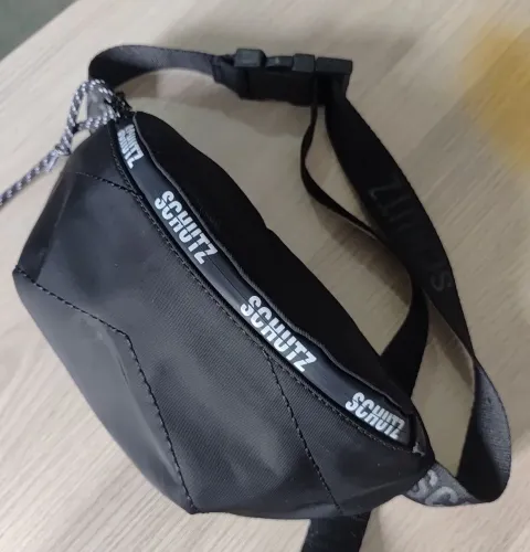 Pochete feminina SCHUTZ Glov Preta