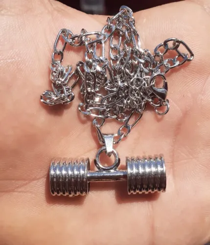Colar em Moeda Antiga Formato Halter de academia