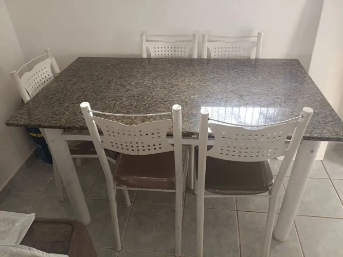Mesa de Jantar 1,40x0,80 com Tampo de Granito + 5 Cadeiras