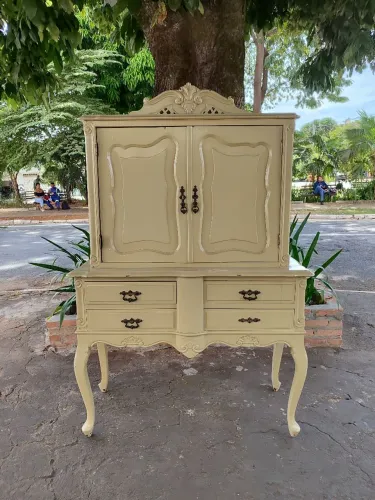 Barzinho em madeira em tom creme