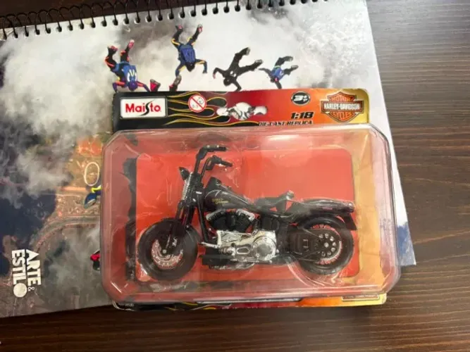 Miniatura Maisto 2008 FLSTB Cross Bones