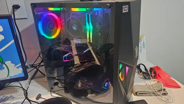 PC Gamer RTX 5060 8GB Gigabyte, Ryzen 5700, 16GB RAM