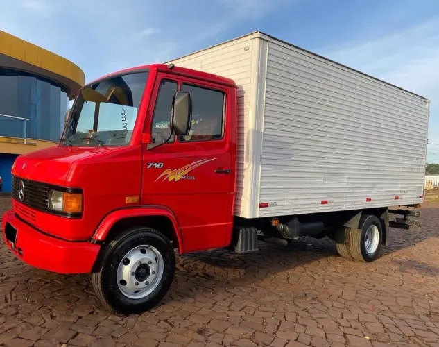 Caminhão  Mb 710 Baú 