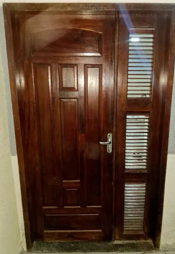 Vende-se porta e janela em ótimo estado de conservação no verniz obs: janela corrediça.