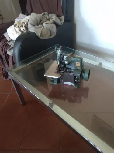 Máquina orveloque sem motor