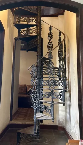 Escada Caracol Antiga em Ferro Fundido Ornamentado - Peça Rara Colonial