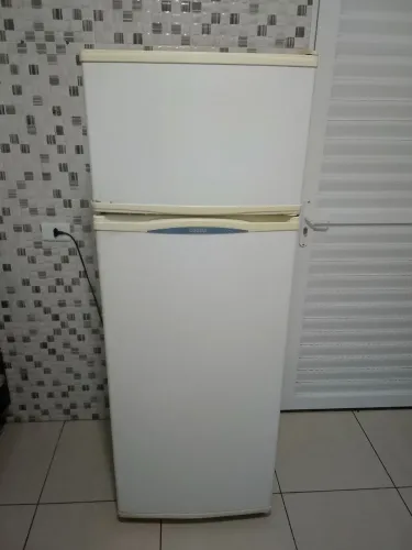 Geladeira Consul com freezer gela muito e funciona tudo perfeitamente os 3 níveis de refri