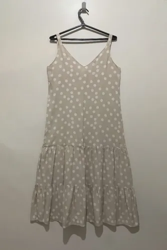 Vestido midi bege poá branco babados