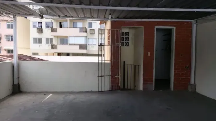 BS IMOBILIÁRIA VENDE ! Casa triplex em vila 1o pavimento : sala ampla, cozinha , área e d