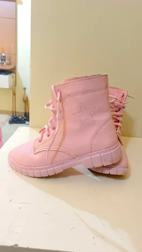 Bota rosa infantil- estilosa e confortável
