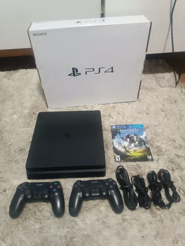 Ps4 slim 500gb com 1 jogo e 2 controles