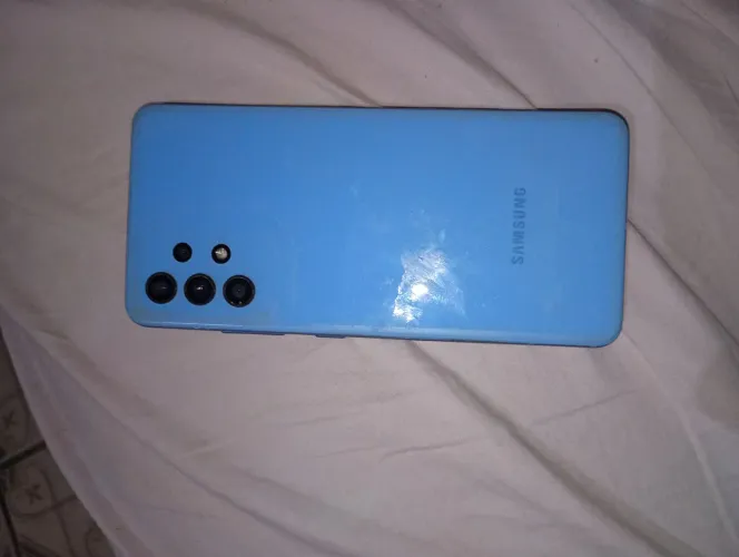 (* tela do celular está quebrada*)