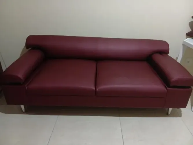Sofá 2 e 3 Lugares Vinho/Bordô - Elegância, Conforto e Modernidade para a Sua Sala!