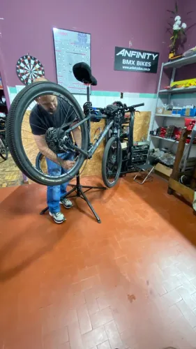 Bike First Aro 29 24v Kit Shimano Freios À disco Suspensao C/ Trava Cor Preta Quadro M