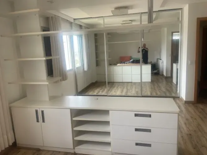 estante integrada para quarto/bancada multifuncional
