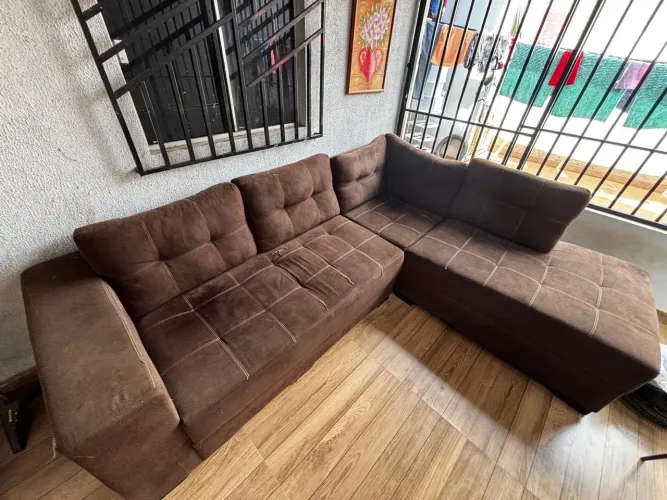 Sofá confortável marrom seminovo