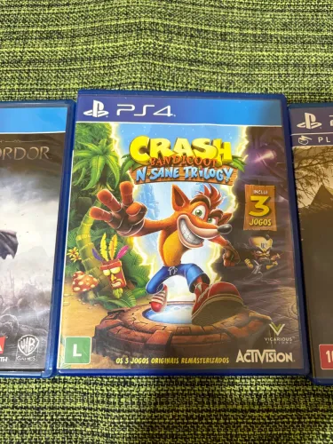 2 Jogos de PS4 /CRASH, RESIDENT EVIL BIOHAZARD