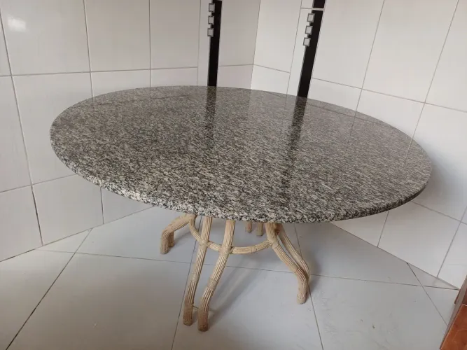 Mesa de jantar em granito