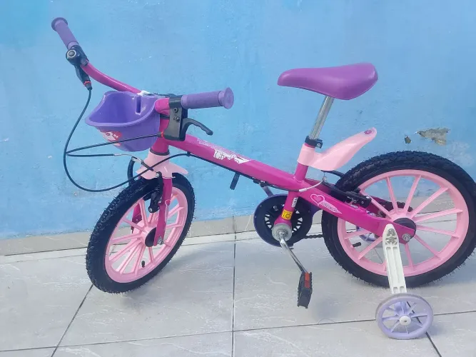 Bicicleta infantil com capacete, buzina e lanternas. Aceito cartão com juros da maquineta