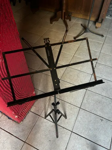 Estante para Partitura de Ferro Regulável