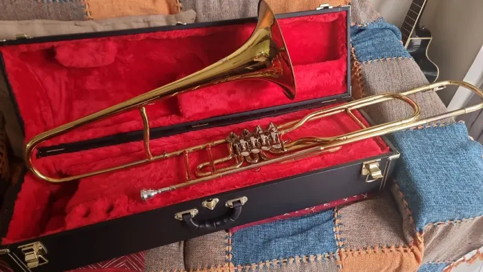Trombone Longo de Rotores marca Cerveny ( República Tcheca) Si Bemol Laqueado Original