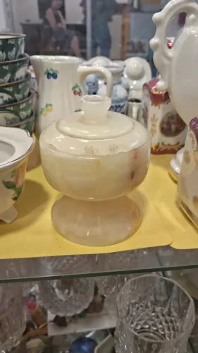 Potiche em Alabastro para decoração 10 cm possui marcas do tempo